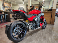 Ducati Diavel V4 (2023) RED